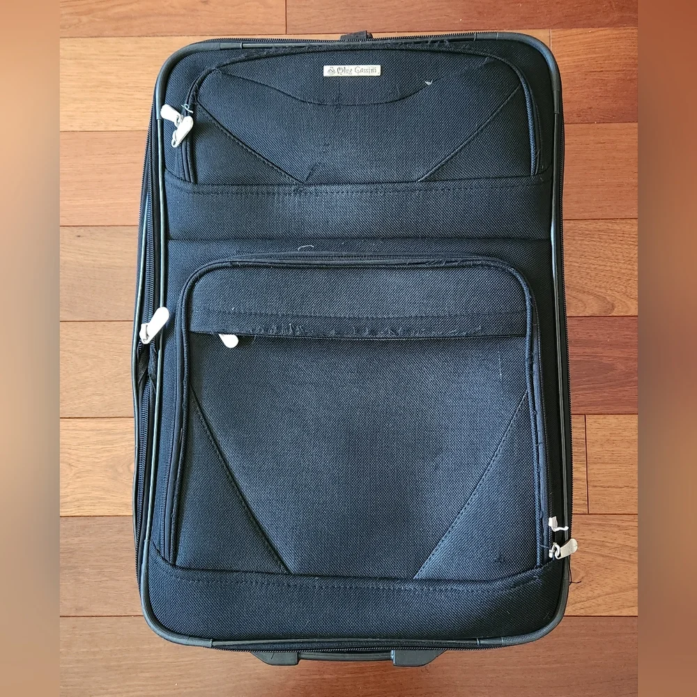 Oleg Cassini Black medium-sized expandable suitcase. One size.